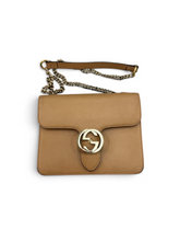 Load image into Gallery viewer, A tan pebbled leather shoulder bag with a gold-tone interlocking G logo clasp and a gold chain strap, shown on a plain white background.