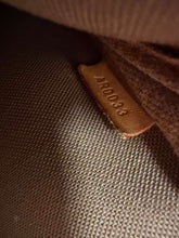 Load image into Gallery viewer, Louis Vuitton Pre-Owned Monogram Pochette Accessoires Bag - view 4
